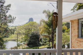 Spring Special! Sleeps 10, Walk to Town, See Platypus in the Lake!
